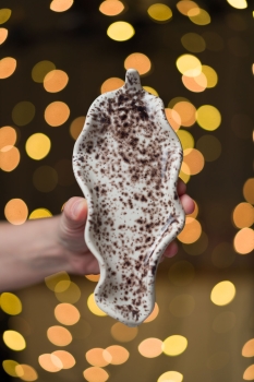 PODSTAWKA CERAMICZNA LISTEK NAKRAPIANA