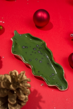 PODSTAWKA CERAMICZNA LISTEK NAKRAPIANA